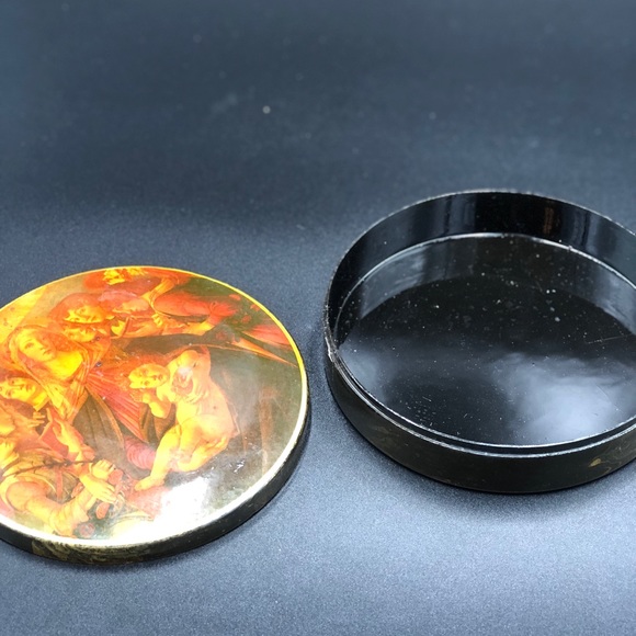 Art Circle Box with Lid - Picture 3 of 6